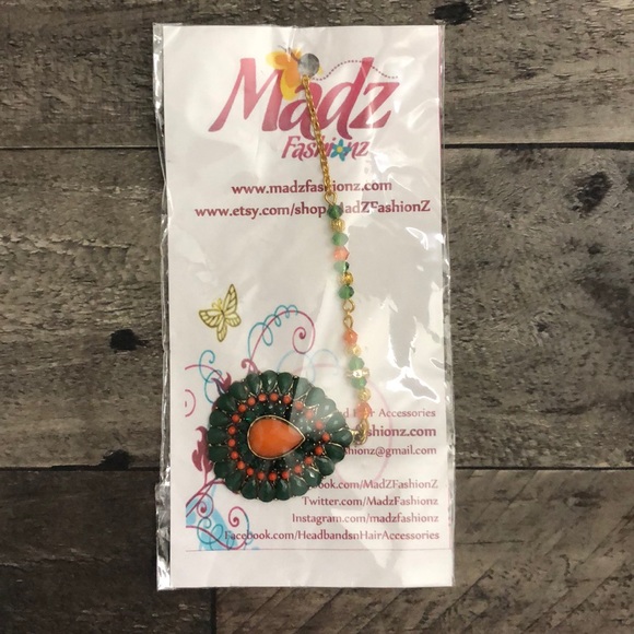 Woman’s Accessory - Picture 4 of 7